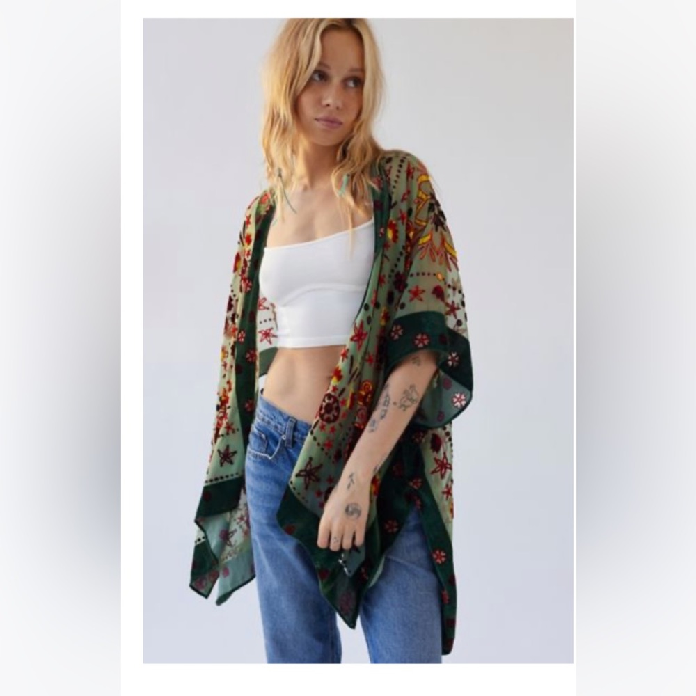 Urban Outfitters Cyra Velvet Ariana 🍒